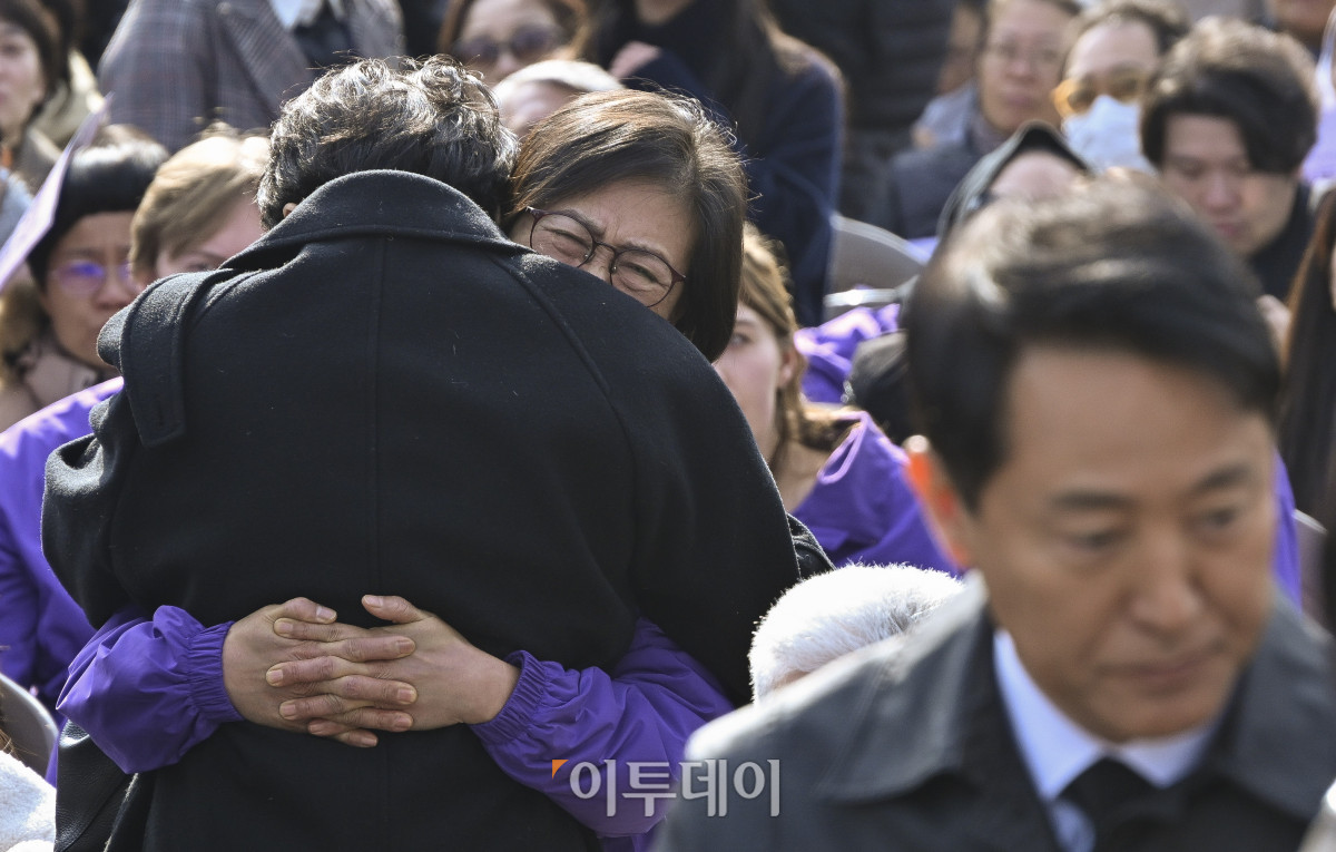 ▲29일 서울 종로구 광화문광장에서 열린 이태원 참사 3주기 기억식에서 한 유가족이 오열하고 있다. 이날 열린 이태원 참사 3주기 기억식은 이태원 참사 유가족협의회와 시민대책회의가 행정안전부, 서울시와 공동으로 개최하는 것으로 '별들과 함께, 진실과 정의로'를 주제로 열리는 이번 행사는 희생자 159명을 추모하고 참사의 진실을 규명하기 위한 뜻을 모으는 자리다. 이번 기억식에는 정부 초청으로 방한한 외국인 희생자 유가족 46명을 포함해 국내외 유족 약 300여명, 국회와 정부 관계자, 시민 등이 참석했다. 조현호 기자 hyunho@