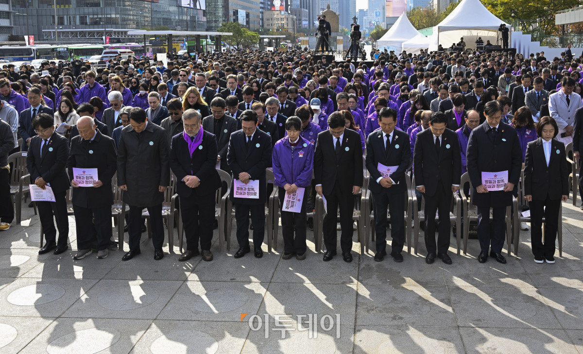▲우원식(앞줄 오른쪽 다섯 번째) 국회의장, 김민석(앞줄 오른쪽 일곱 번째) 국무총리, 오세훈 서울시장 등 참석자들이 29일 서울 종로구 광화문광장에서 열린 이태원 참사 3주기 기억식에서 서울 전역에 동시에 울리는 희생자 추모를 위한 사이렌을 들으며 묵념하고 있다. 조현호 기자 hyunho@
