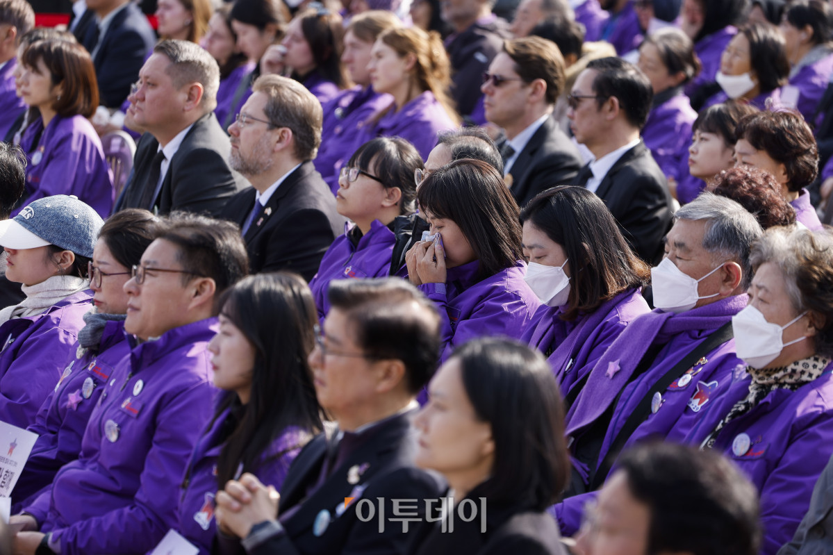 ▲29일 서울 종로구 광화문광장에서 열린 이태원 참사 3주기 기억식에서 유가족들이 눈물을 흘리고 있다. 조현호 기자 hyunho@