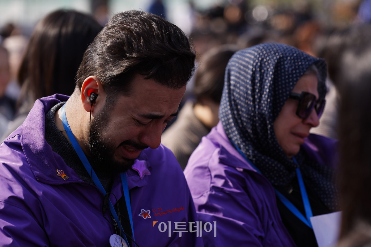 ▲29일 서울 종로구 광화문광장에서 열린 이태원 참사 3주기 기억식에서 외국인 유가족들이 눈물을 흘리고 있다. 조현호 기자 hyunho@