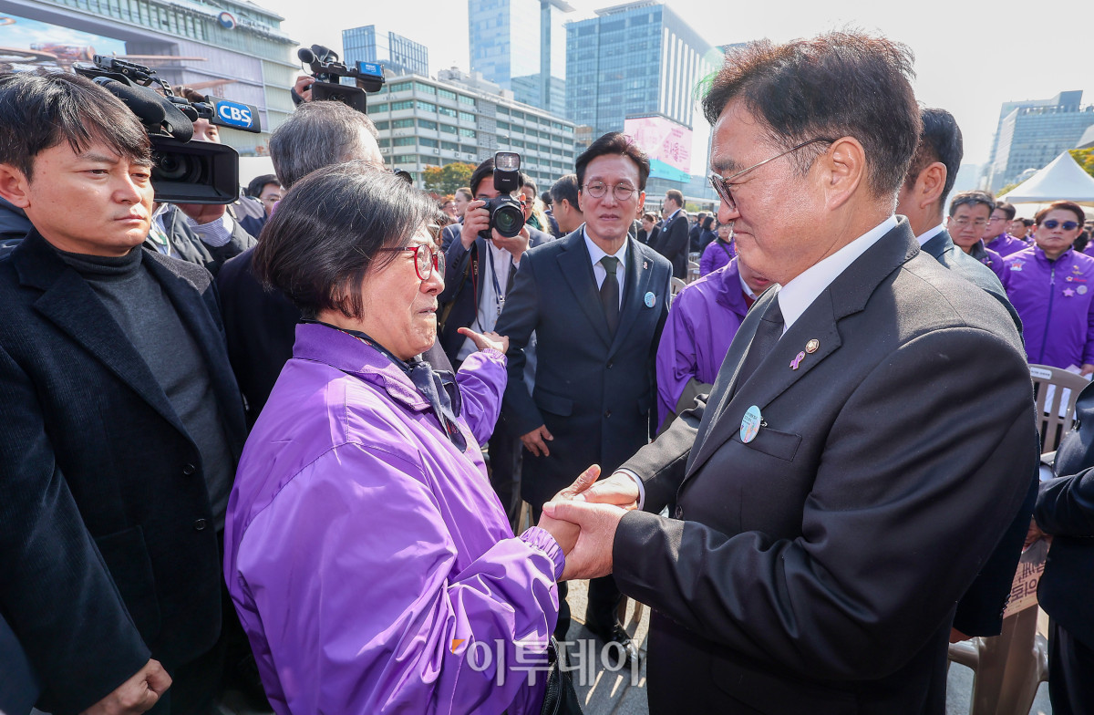 ▲우원식(오른쪽) 국회의장이 29일 서울 종로구 광화문광장에서 열린 이태원 참사 3주기 기억식에서 유가족과 대화하고 있다. 조현호 기자 hyunho@