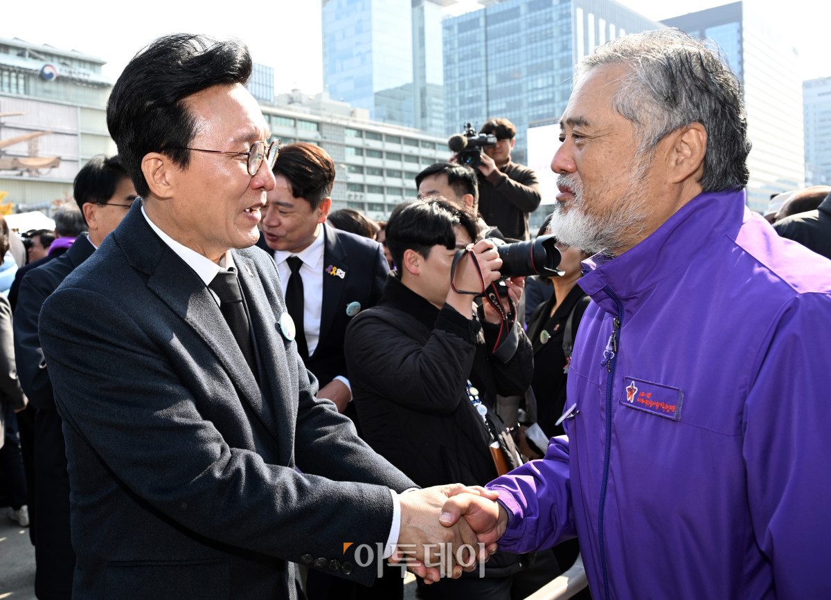 ▲김민석(왼똑) 국무총리가 29일 서울 종로구 광화문광장에서 열린 이태원 참사 3주기 기억식 참석을 마친 뒤 유가족을 위로하고 있다. 조현호 기자 hyunho@