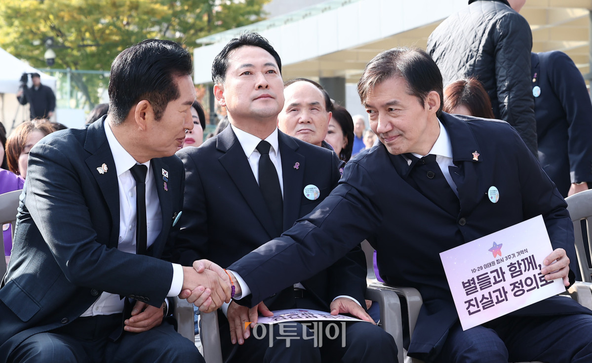 ▲정청래 더불어민주당 대표(왼쪽)과 조국 조국혁신당 비상대책위원장(오른쪽)이 29일 서울 종로구 광화문광장에서 열린 이태원 참사 3주기 기억식에서 악수하고 있다. 조현호 기자 hyunho@