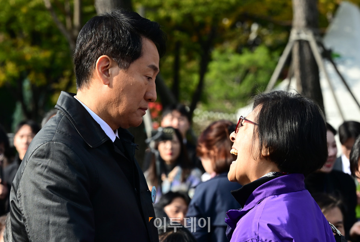 ▲오세훈 서울시장이 29일 서울 종로구 광화문광장에서 열린 이태원 참사 3주기 기억식에서 유가족에게 항의받고 있다. 조현호 기자 hyunho@