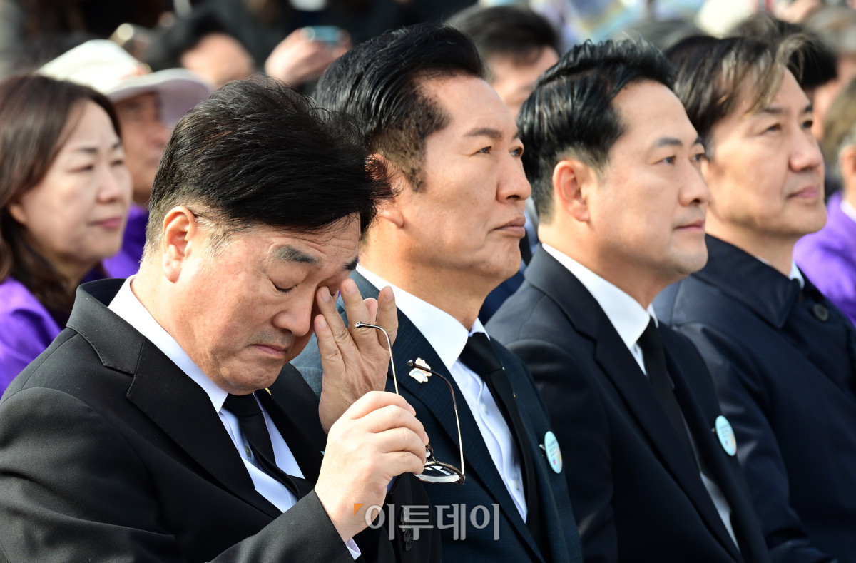 ▲우원식 국회의장이 29일 서울 종로구 광화문광장에서 열린 이태원 참사 3주기 기억식에서 눈물을 닦고 있다. 조현호 기자 hyunho@