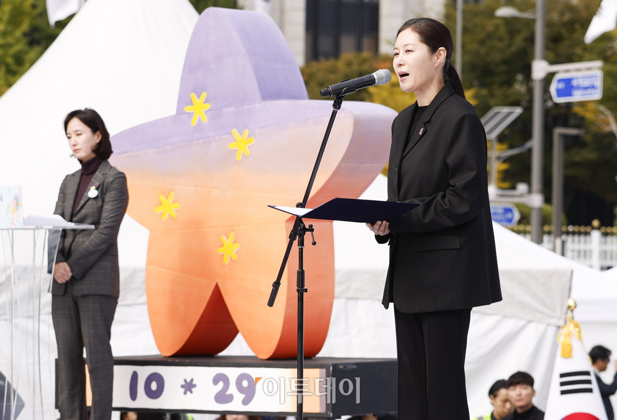 ▲배우 문소리가 29일 서울 종로구 광화문광장에서 열린 이태원 참사 3주기 기억식에서 추모사를 하고 있다. 조현호 기자 hyunho@