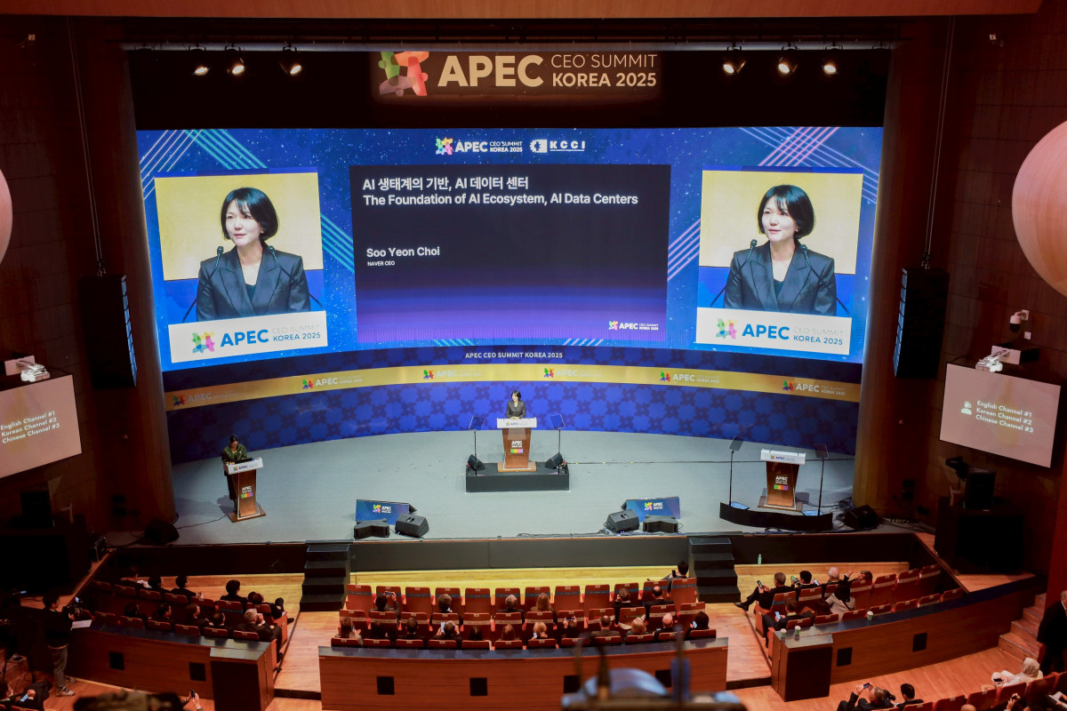 ▲네이버 최수연 대표가 29일 경북 경주 예술의전당에서 열린 APEC CEO Summit에 참석해 발표하고 있다. (사진제공=네이버)