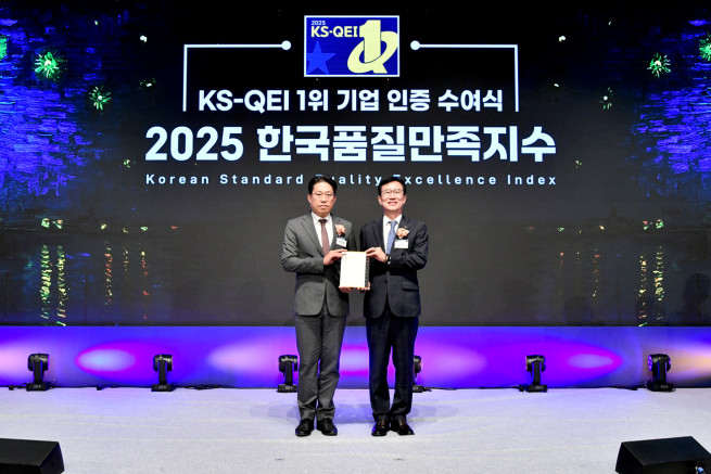 ▲대동이 한국표준협회가 주관하는 2025 한국품질만족지수 농기계 부문에서 1위 기업으로 선정됐다. 28일 서울 중구 롯데호텔에서 열린 ‘2025 한국품질만족지수(KS-QEI)’ 인증수여식에서 최근영 대동 IMC본부장(왼쪽)이 기념 촬영을 하고 있다. (사진제공=대동)