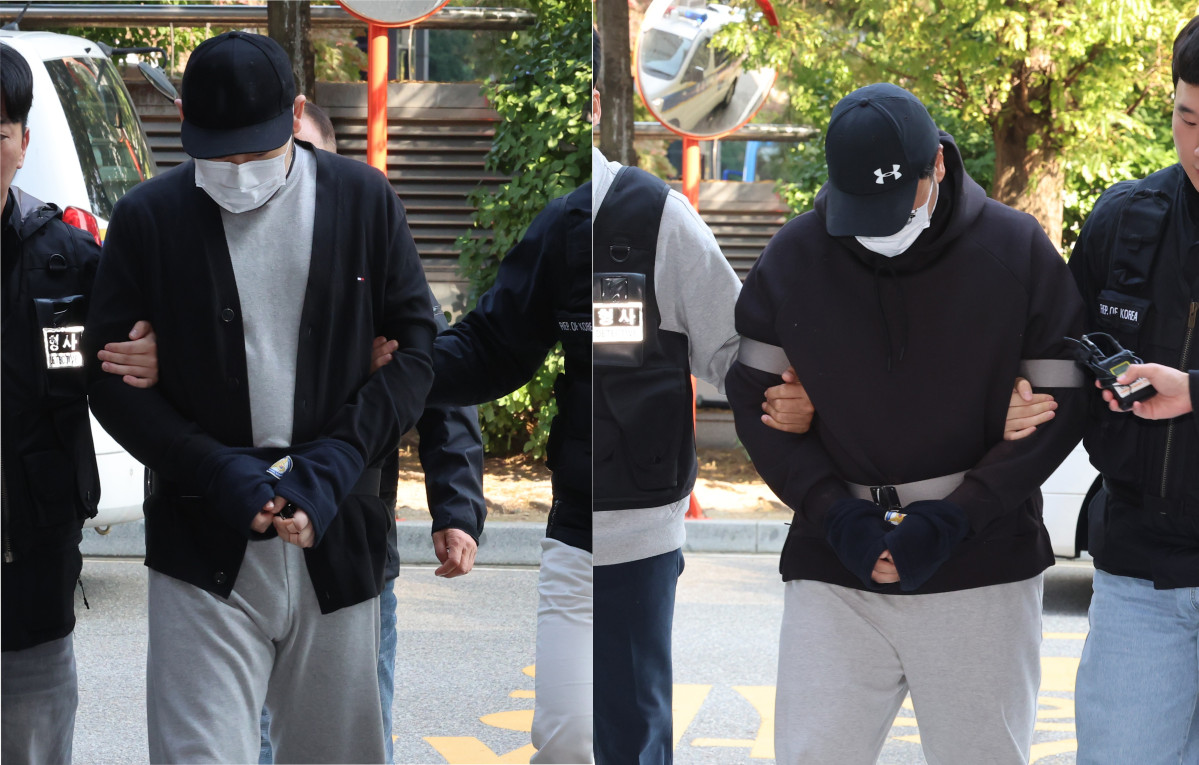 ▲인천 아파트 주차장에서 유명 유튜버를 납치·살해하려 한 혐의를 받는 남성 2명이 29일 인천지법에서 열린 영장실질심사에 출석하고 있다. (연합뉴스)