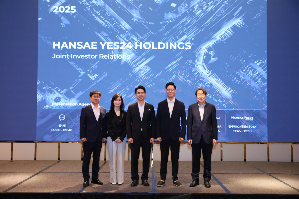 ▲(왼쪽부터) 이욱상 동아출판 대표, 최세라 예스24 대표, 김익환 한세실업 부회장, 김석환 한세예스24홀딩스 부회장, 김판조 한세모빌리티 부사장 (사진제공=한세예스24홀딩스)