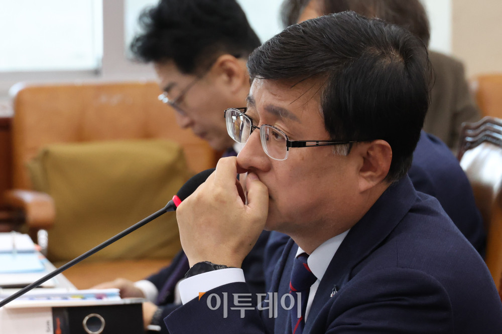 ▲김성환 기후에너지환경부 장관이 29일 서울 여의도 국회 기후에너지환경노동위원회에서 열린 종합감사에서 얼굴을 만지고 있다. 고이란 기자 photoeran@