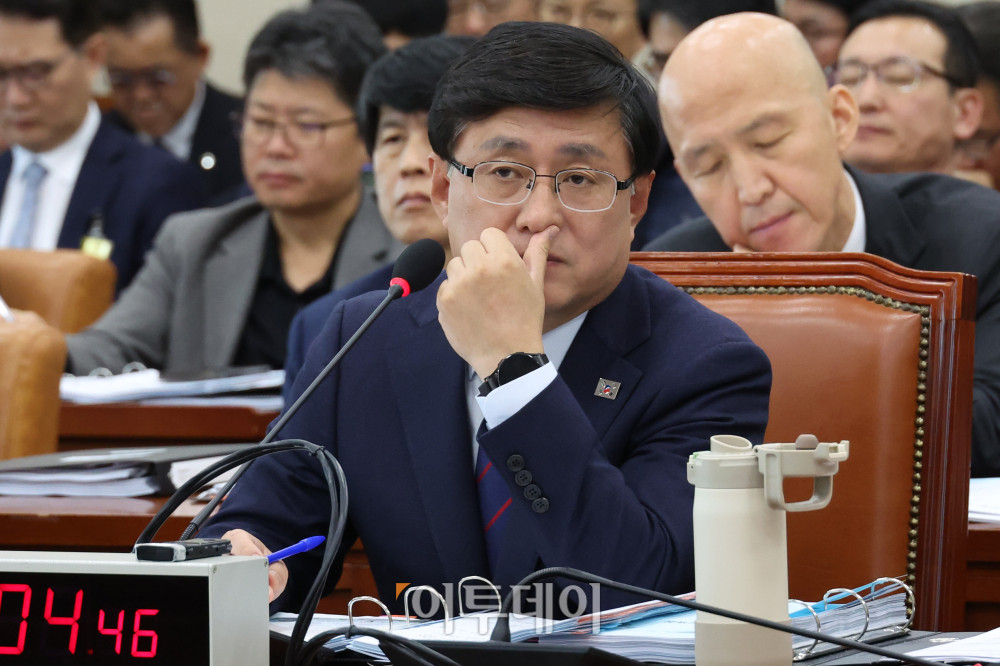 ▲김성환 기후에너지환경부 장관이 29일 서울 여의도 국회 기후에너지환경노동위원회에서 열린 종합감사에서 얼굴을 만지고 있다. 고이란 기자 photoeran@