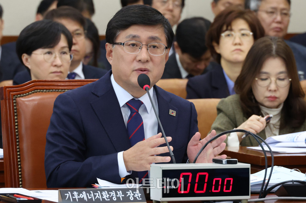 ▲김성환 기후에너지환경부 장관이 29일 서울 여의도 국회 기후에너지환경노동위원회에서 열린 종합감사에서 의원 질의에 답하고 있다. 고이란 기자 photoeran@