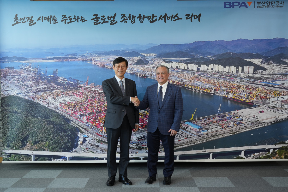 ▲칠레 산 안토니오 항만공사 사장이 부산항을 방문하여 기념사진을 촬영하고 있다.  (사진제공=부산항만공사 )