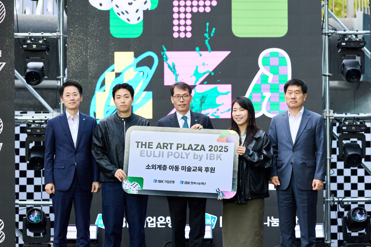 ▲사진은 29일 서울 을지로 기업은행 본점 인근 선큰가든에서 김성태 IBK기업은행장(가운데), 김재덕 IBK행복나눔재단 상임이사(맨 오른쪽), 소상공인․작가 대표 등 주요 내외빈이 기념촬영을 하고 있는 모습 (사진제공=IBK기업은행)