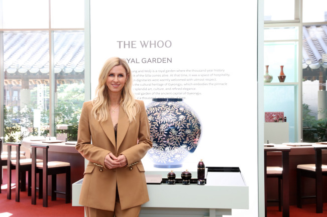 ▲27일 니키 힐튼이 2025 아시아태평양경제협력체(APEC) 정상회의를 계기로 열린 LG생활건강의 뷰티 프로그램, '더후 아트 헤리티지 라운지' 행사장을 방문했다. (사진제공=LG생활건강)