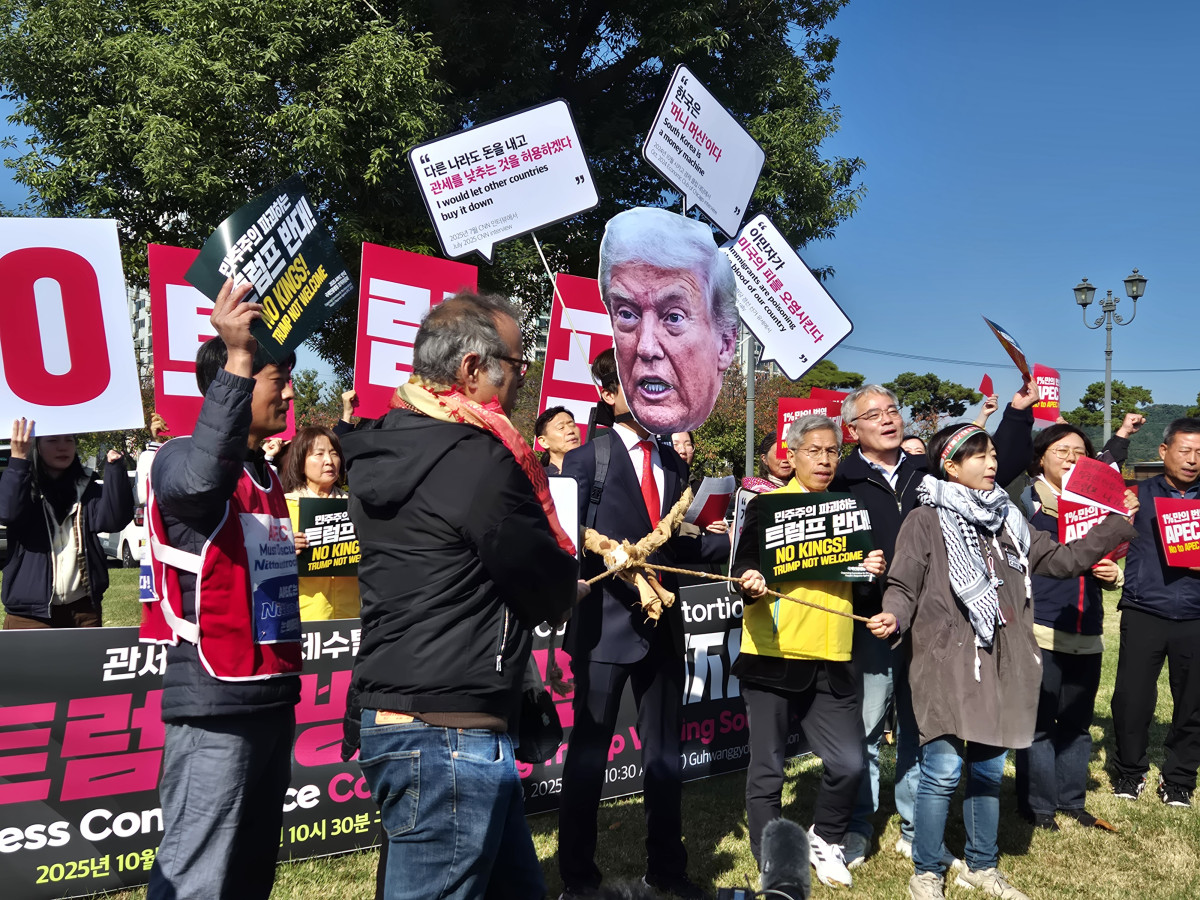 ▲국제전략센터 등 37개 진보단체가 모인 ‘2025 APEC 반대 국제민중행동 조직위원회’가 29일 오전 경북 경주시 동천동 구황교 인근에서 도널드 트럼프 미국 대통령의 방한을 규탄하는 기자회견을 열었다.   (강문정 기자 kangmj@)