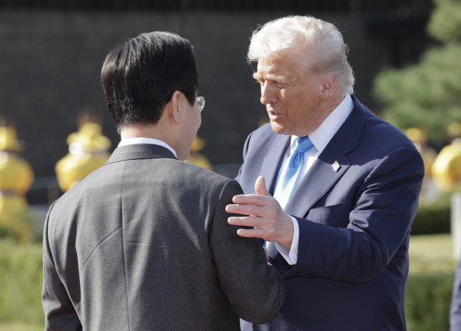 ▲이재명 대통령이 29일 한미 정상회담이 열리는 경북 경주박물관에 도착한 도널드 트럼프 미국 대통령을 맞이하고 있다.  (연합뉴스)