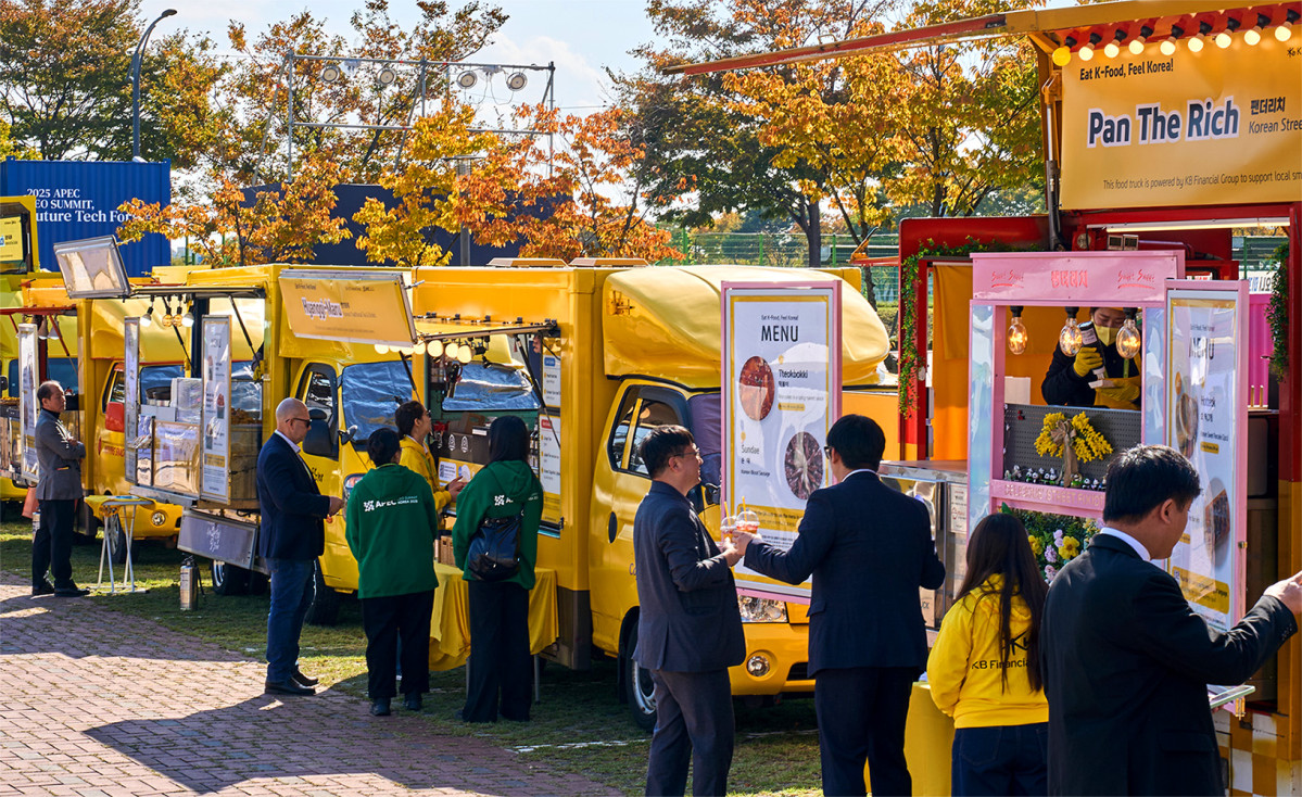 ▲'KB착한푸드트럭' 사장님들이 29일 경주 예술의 전당에서 진행된 'APEC CEO 서밋' 현장에서 관계자들에게 식음료를 제공하고 있다. (사진제공=KB금융)