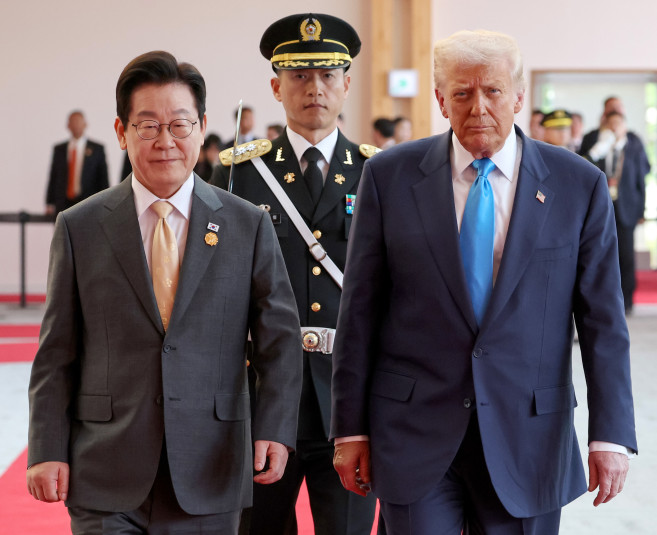 ▲29일 이재명 대통령과 도널드 트럼프 미국 대통령이 경북 경주박물관에서 열린 공식 환영식에서 의장대를 사열하고 있다. (연합뉴스)
