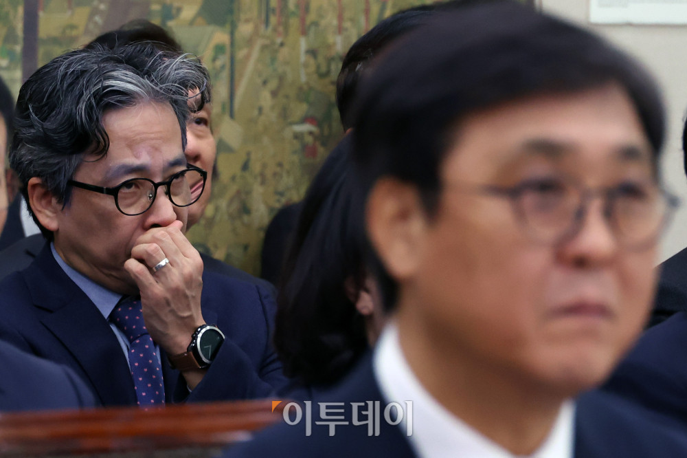 ▲정용재 국립고궁박물관장이 29일 서울 여의도 국회 문화체육관광위원회에서 열린 종합감사에서 얼굴을 만지고 있다. 오른쪽은 최휘영 문화체육관광부 장관. 고이란 기자 photoeran@