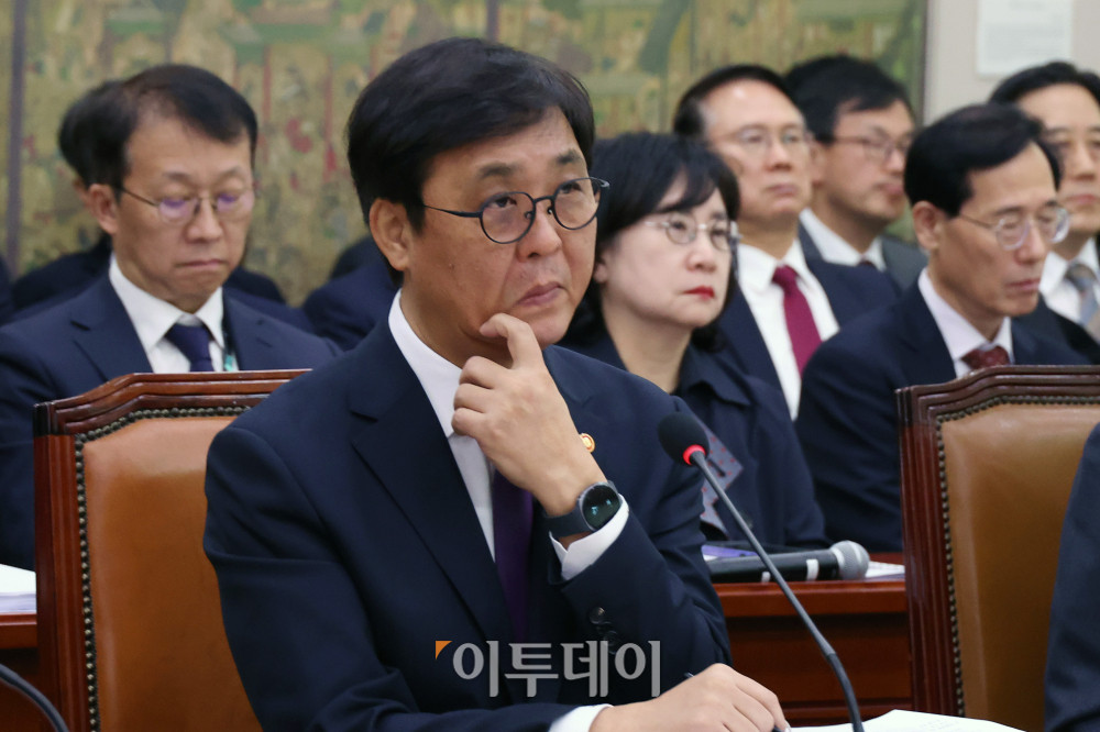 ▲최휘영 문화체육관광부 장관이 29일 서울 여의도 국회 문화체육관광위원회에서 열린 종합감사에서 얼굴을 만지고 있다. 고이란 기자 photoeran@