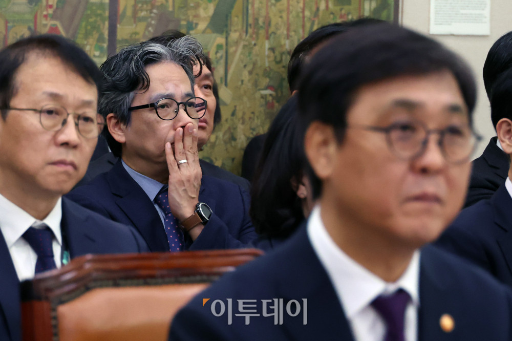 ▲정용재 국립고궁박물관장이 29일 서울 여의도 국회 문화체육관광위원회에서 열린 종합감사에서 얼굴을 만지고 있다. 오른쪽은 최휘영 문화체육관광부 장관. 고이란 기자 photoeran@