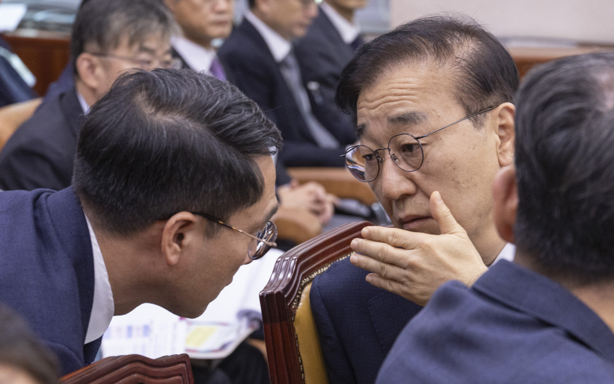 ▲김윤덕 국토교통부 장관이 29일 국회 국토교통위원회에서 열린 2025년도 종합 국정감사에 출석해 메시지를 전달받고 있다. (사진제공=연합뉴스)