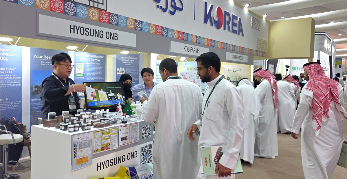 ▲20일부터 23일까지 사우디아라비아 리야드에서 열린 ‘2025 사우디 리야드 농업박람회’에 마련된 한국관에서 바이어들이 K-농기자재에 대한 설명을 듣고 있다. (사진제공=한국농어촌공사)