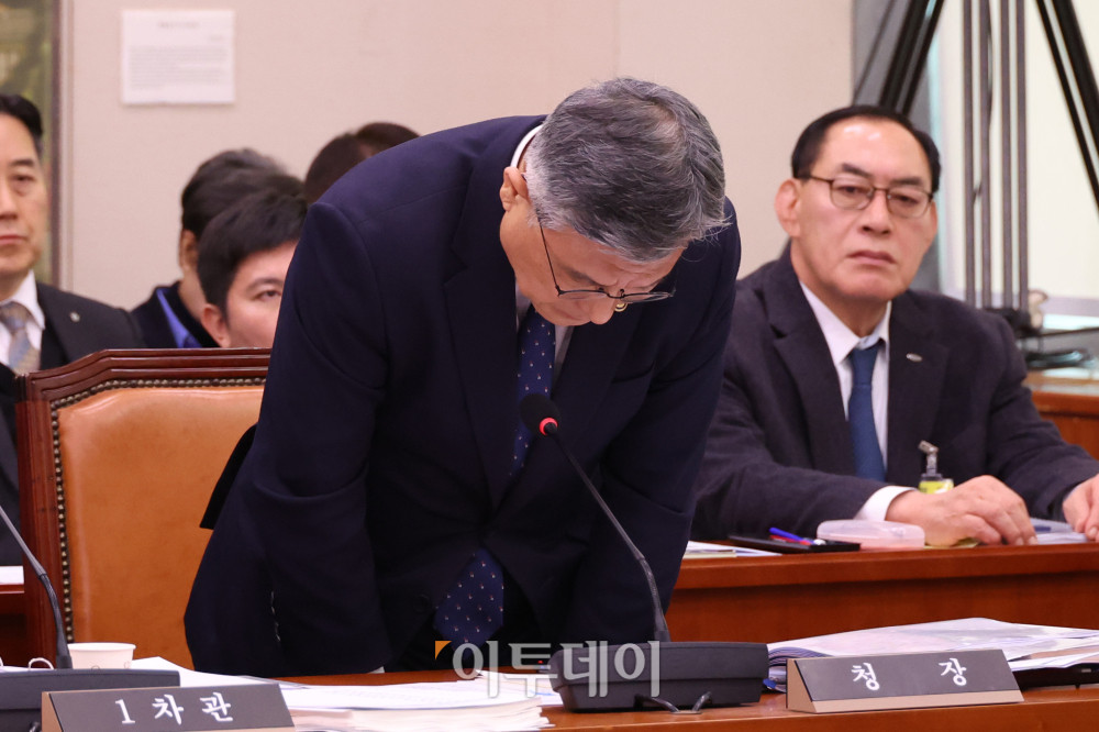 ▲허민 국가유산청장이 29일 서울 여의도 국회 문화체육관광위원회에서 열린 종합감사에서 '김건희 문화재 사적 유용 의혹'과 관련해 고개숙여 사과하고 있다. 고이란 기자 photoeran@ (이투데이DB)