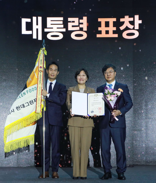 ▲29일 서울 강남구 코엑스에서 열린 '식품외식산업 발전 유공' 정부포상 행사에서 박홍진 현대그린푸드 사장(사진 오른쪽)이 송미령 농림축산식품부 장관(사진 가운데)으로부터 대통령표창을 수여받은 뒤 기념사진을 촬영하고 있다. (사진제공=현대그린푸드)