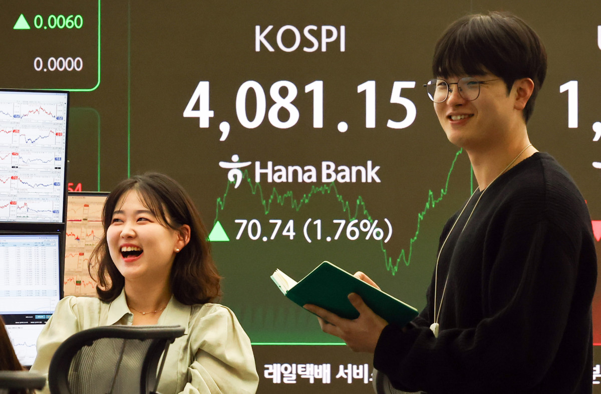 ▲코스피가  전 거래일(4010.41)보다 70.74포인트(1.76%%) 오른 4081.15에 마감한 29일 서울 중구 하나은행 딜링룸에 종가가 보이고 있다.  (뉴시스)