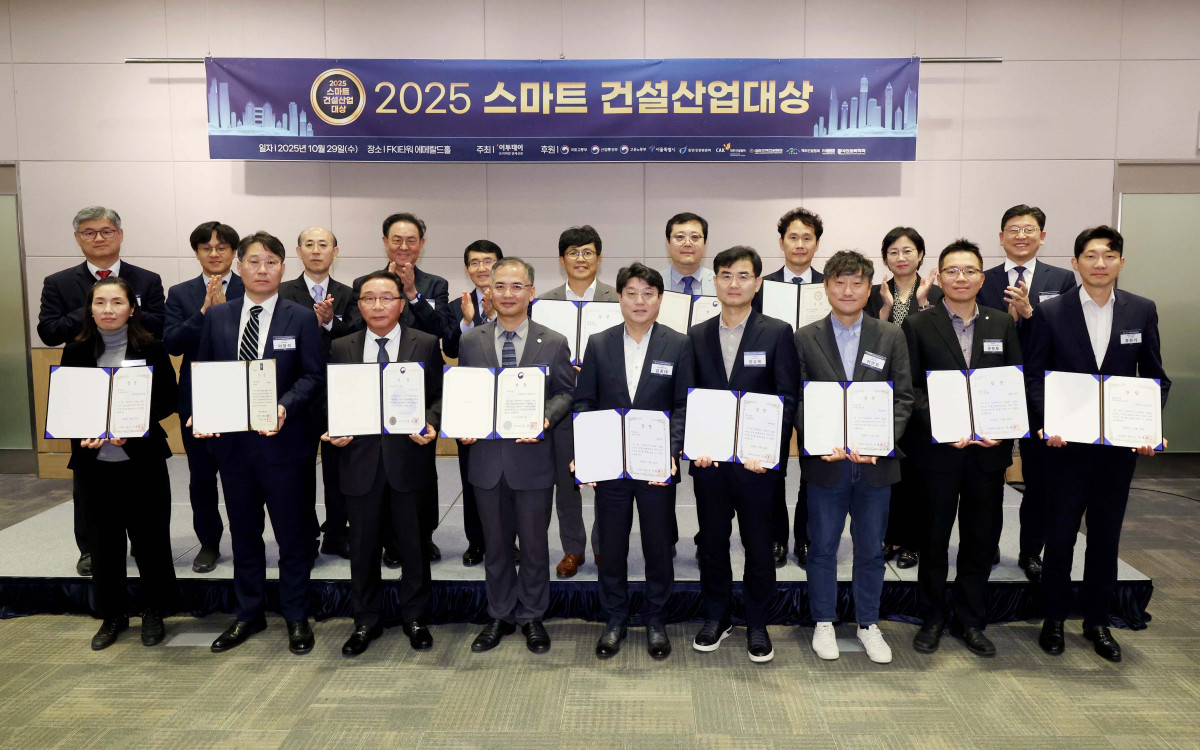 ▲29일 서울 여의도 FKI타워 컨퍼런스센터에서 열린 ‘2025 스마트 건설산업대상’에서 종합대상인 국토교통부장관상을 수상한 배양수 서울주택도시개발공사(SH) 안전경영실장 등 각 부문 수상자들과 김정대(뒷줄 왼쪽부터) 산업통상부 홍보담당관 과장, 천재민 국토교통부 해외건설지원과장, 김용곤 대한토목학회 부회장, 이종재 이투데이그룹 미디어부문 부회장 겸 대표이사, 김희수 대한건설정책연구원장, 황효정(뒷줄 오른쪽 두 번째부터) 고용노동부 건설산재예방감독과장, 한병용 서울시 재난안전실장 등 시상자들이 기념촬영을 하고 있다. 이투데이가 주최한 ‘2025 스마트 건설산업대상’은 올바른 건설문화와 고용창출, 스마트 시대를 선도할 건설산업 유관 업체들의 성과를 발굴하고 이를 대내외에 알려 업계의 건전한 경쟁을 유도하기 위한 자리다. 신태현 기자 holjjak@