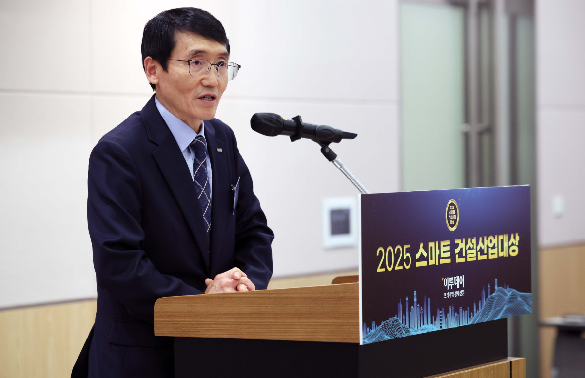 ▲29일 서울 여의도 FKI타워 컨퍼런스센터에서 열린 ‘2025 스마트 건설산업대상’에서 심사위원장인 김희수 대한건설정책연구원 원장이 심사평을 하고 있다. 이투데이가 주최한 ‘2025 스마트 건설산업대상’은 올바른 건설문화와 고용창출, 스마트 시대를 선도할 건설산업 유관 업체들의 성과를 발굴하고 이를 대내외에 알려 업계의 건전한 경쟁을 유도하기 위한 자리다. 신태현 기자 holjjak@