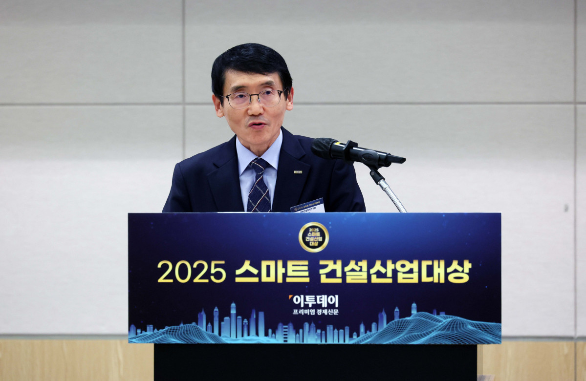 ▲29일 서울 여의도 FKI타워 컨퍼런스센터에서 열린 ‘2025 스마트 건설산업대상’에서 심사위원장인 김희수 대한건설정책연구원 원장이 심사평을 하고 있다. 이투데이가 주최한 ‘2025 스마트 건설산업대상’은 올바른 건설문화와 고용창출, 스마트 시대를 선도할 건설산업 유관 업체들의 성과를 발굴하고 이를 대내외에 알려 업계의 건전한 경쟁을 유도하기 위한 자리다. 신태현 기자 holjjak@