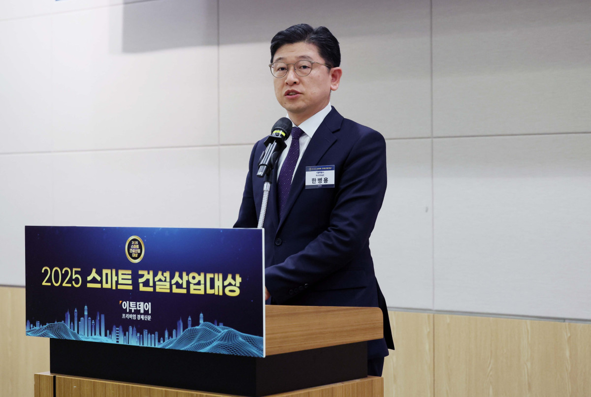 ▲29일 서울 여의도 FKI타워 컨퍼런스센터에서 열린 ‘2025 스마트 건설산업대상’에서 한병용 서울시 재난안전실장이 축사를 하고 있다. 이투데이가 주최한 ‘2025 스마트 건설산업대상’은 올바른 건설문화와 고용창출, 스마트 시대를 선도할 건설산업 유관 업체들의 성과를 발굴하고 이를 대내외에 알려 업계의 건전한 경쟁을 유도하기 위한 자리다. 신태현 기자 holjjak@