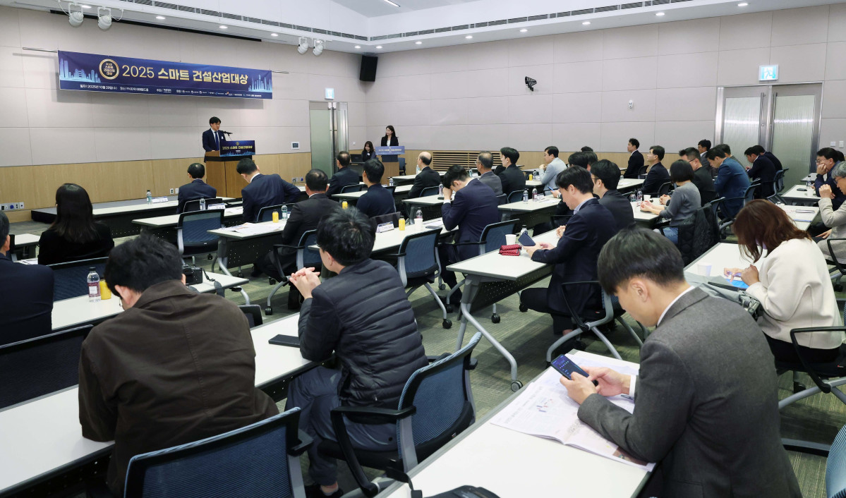 ▲29일 서울 여의도 FKI타워 컨퍼런스센터에서 열린 ‘2025 스마트 건설산업대상’에서 천재민 국토교통부 해외건설지원과장이 김윤덕 국토부 장관의 축사를 대독하고 있다. 이투데이가 주최한 ‘2025 스마트 건설산업대상’은 올바른 건설문화와 고용창출, 스마트 시대를 선도할 건설산업 유관 업체들의 성과를 발굴하고 이를 대내외에 알려 업계의 건전한 경쟁을 유도하기 위한 자리다. 신태현 기자 holjjak@