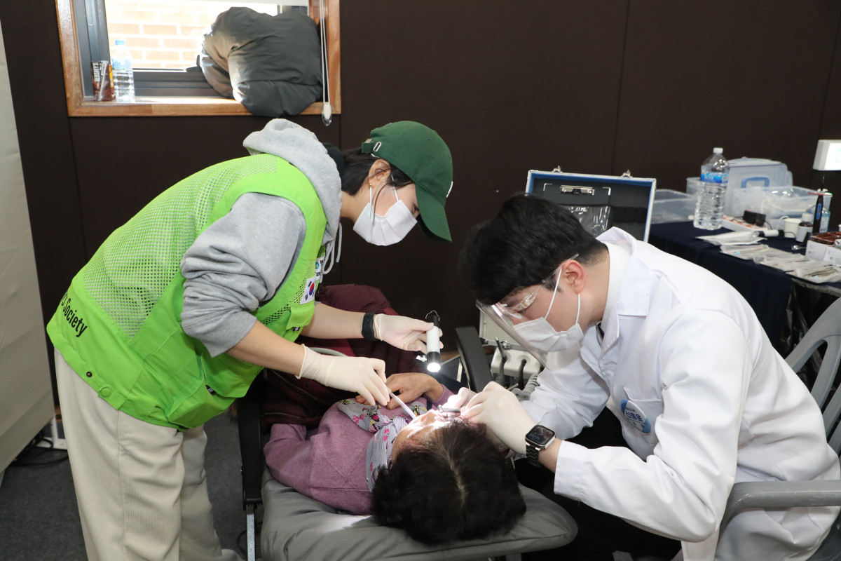 ▲농촌왕진버스 치과진료 모습. (사진제공=농협중앙회)