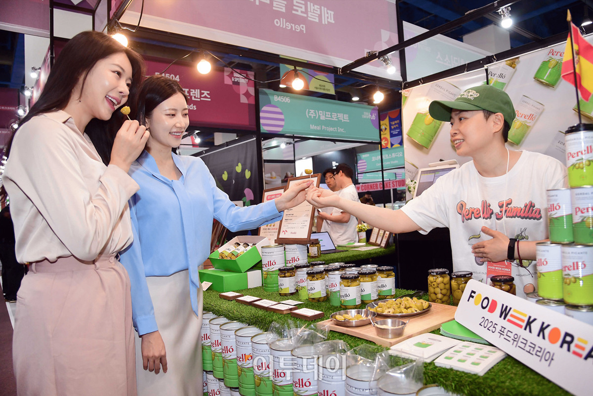 ▲29일 서울 강남구 코엑스에서 열린 2025 푸드위크 코리아(제20회 서울국제식품산업전, Food Week Korea) ‘고메&스페셜티푸드 컬렉션’에서 모델들이 다양한 식품을 보고 있다.사진제공=코엑스