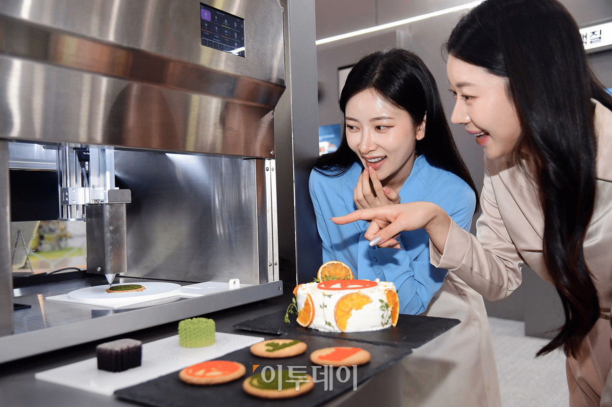 ▲29일 서울 강남구 코엑스에서 열린 2025 푸드위크 코리아(제20회 서울국제식품산업전, Food Week Korea)에서 모델들이 3D 식품 프린팅 기술을 보고 있다. 사진제공=코엑스