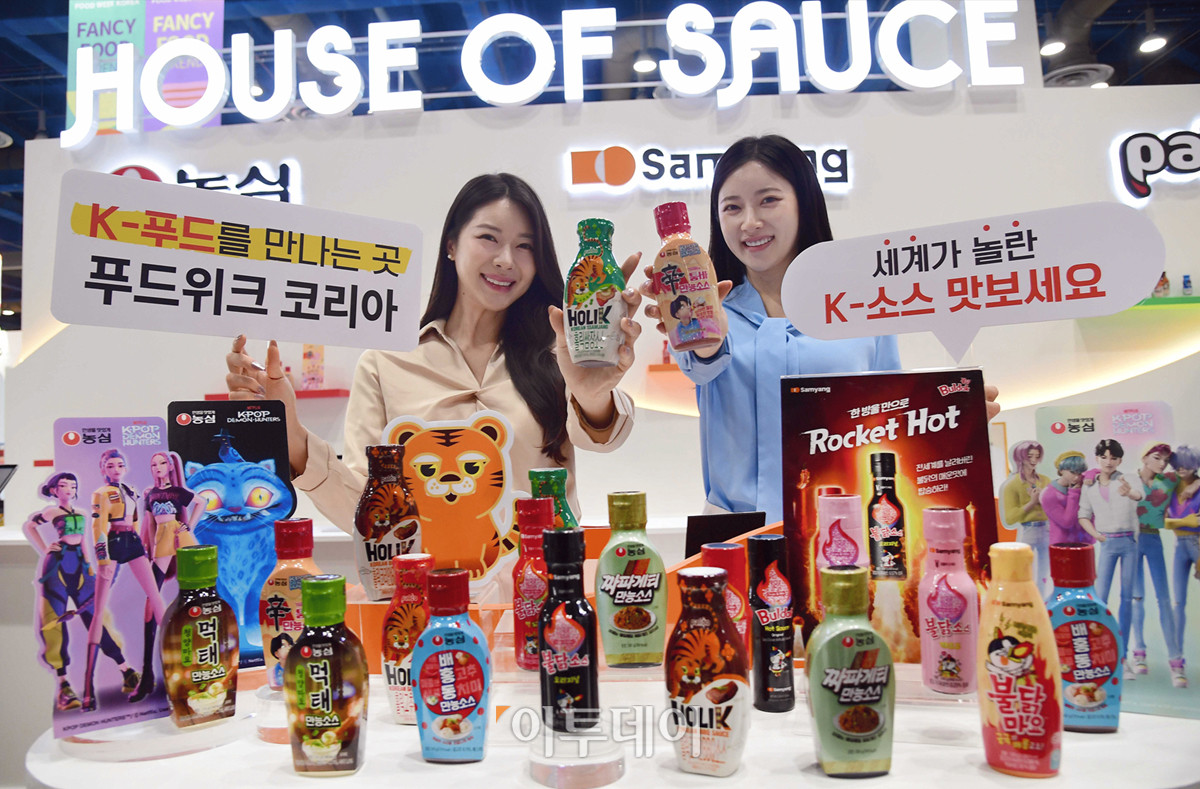 ▲29일 서울 강남구 코엑스에서 열린 2025 푸드위크 코리아(제20회 서울국제식품산업전, Food Week Korea) 하우스 오브 소스 특별관에서 모델들이 K-소스를 소개하고 있다. 사진제공=코엑스