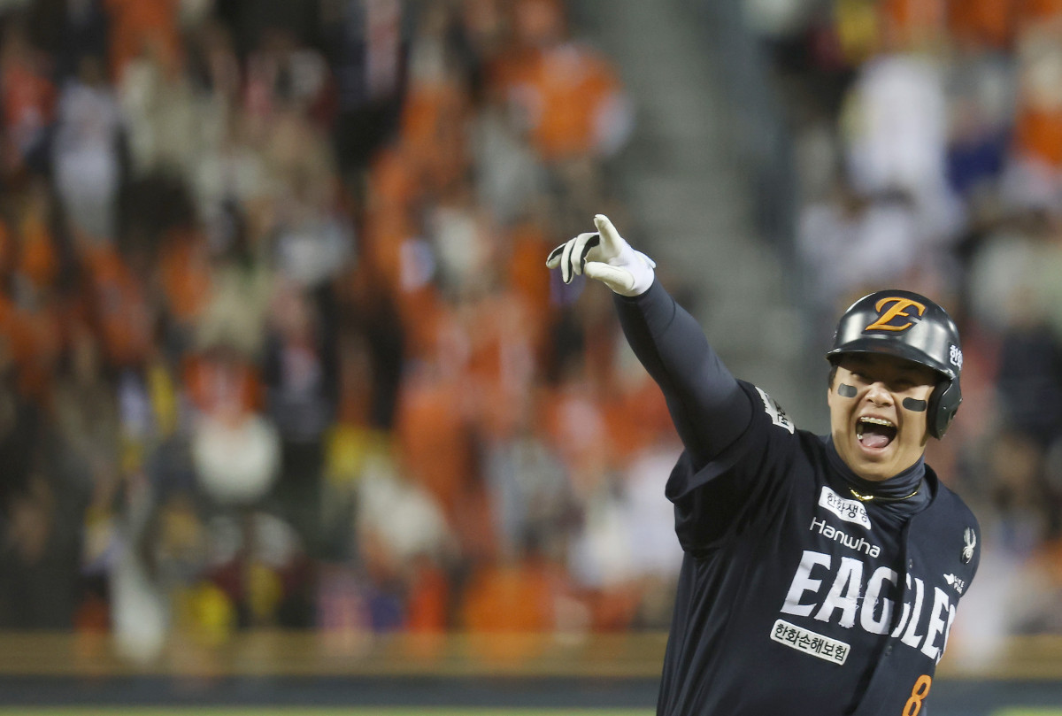 ▲27일 서울 잠실야구장에서 열린 2025 프로야구 한국시리즈 한화 이글스 대 LG 트윈스 2차전.     1회초 1사 상황에서 한화 노시환이 홈런을 치고 기뻐하고 있다. (연합뉴스)