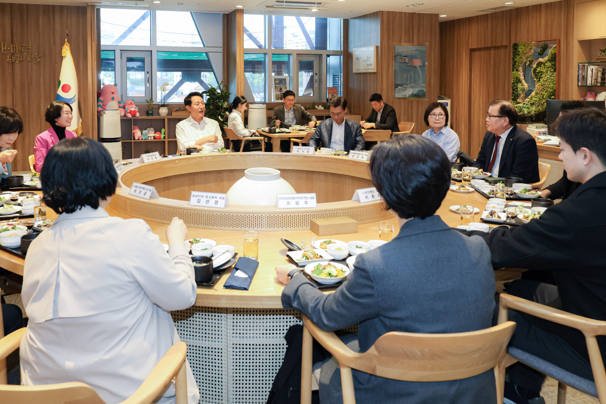 ▲. 오세훈 서울시장이 29일(수), 동물 보호·복지 분야 전문가를 만나 반려동물 복지 증진과 동물보호 정책 방향 등에 대해 의견을 나누고 있다 (서울시)