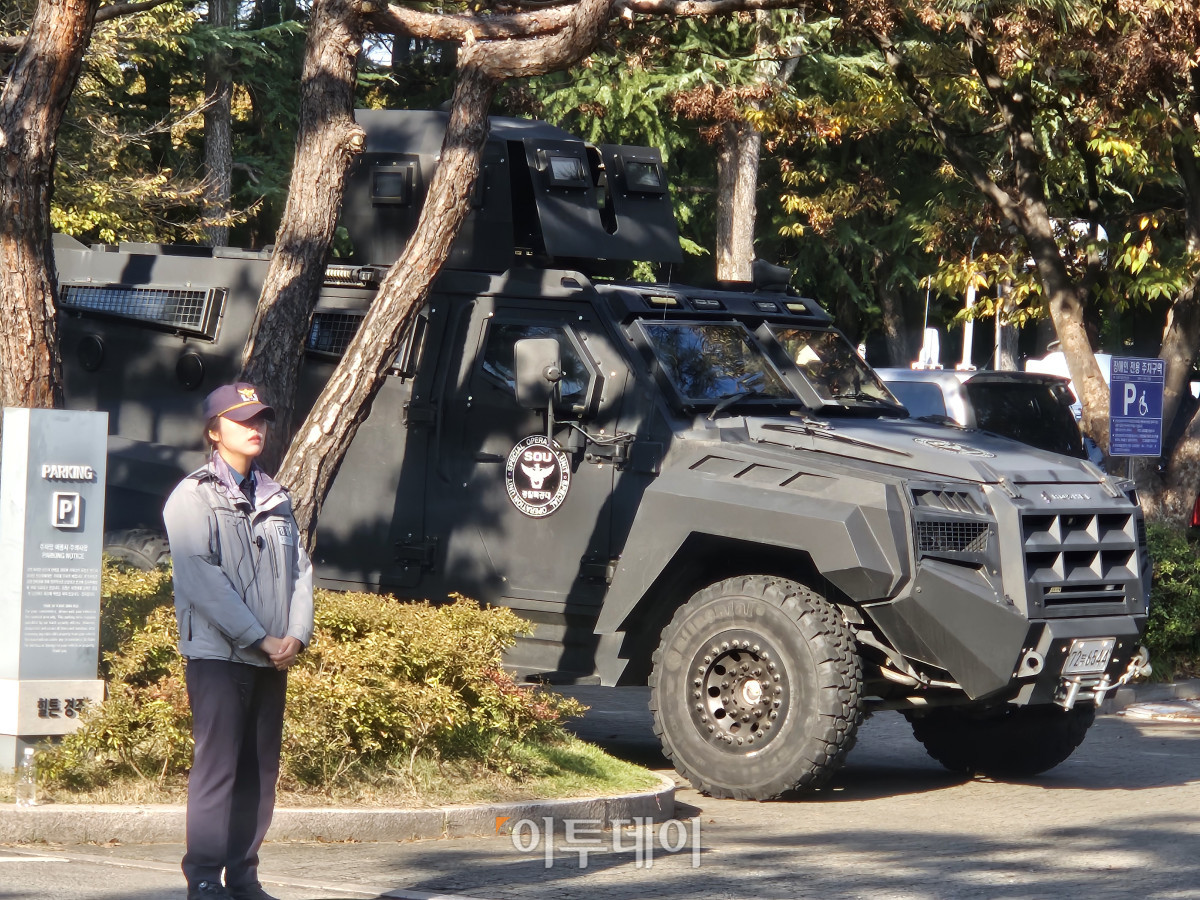 ▲29일 도널드 트럼프 대통령이 묵는 경주 보문단지 소재 힐튼호텔 경비가 삼엄한 모습.  (정진용 기자)