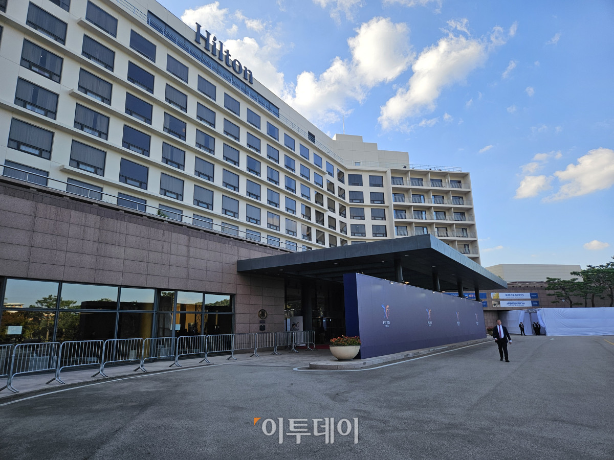 ▲29일 도널드 트럼프 대통령이 묵는 경주 보문단지 소재 힐튼호텔 경비가 삼엄한 모습.  (정진용 기자)