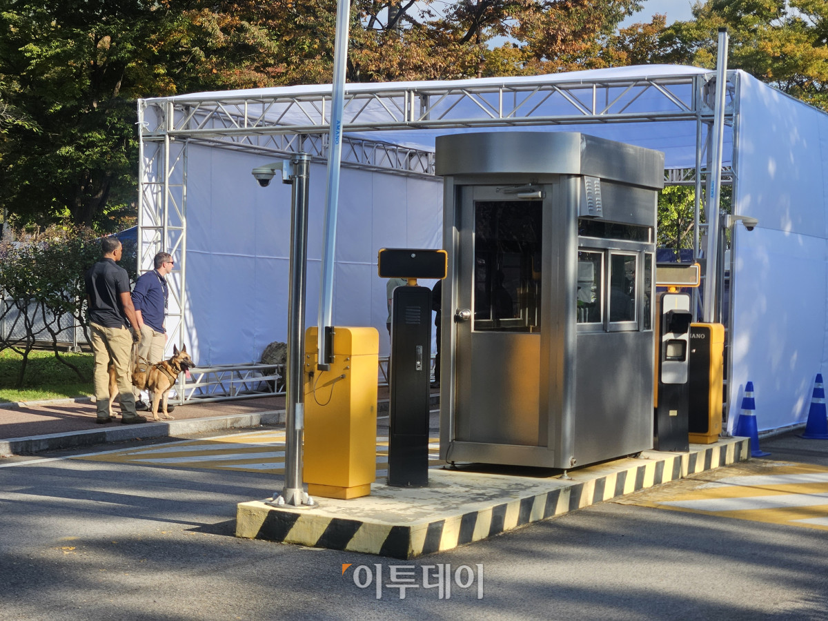 ▲29일 도널드 트럼프 대통령이 묵는 경주 보문단지 소재 힐튼호텔 경비가 삼엄한 모습.  (정진용 기자)