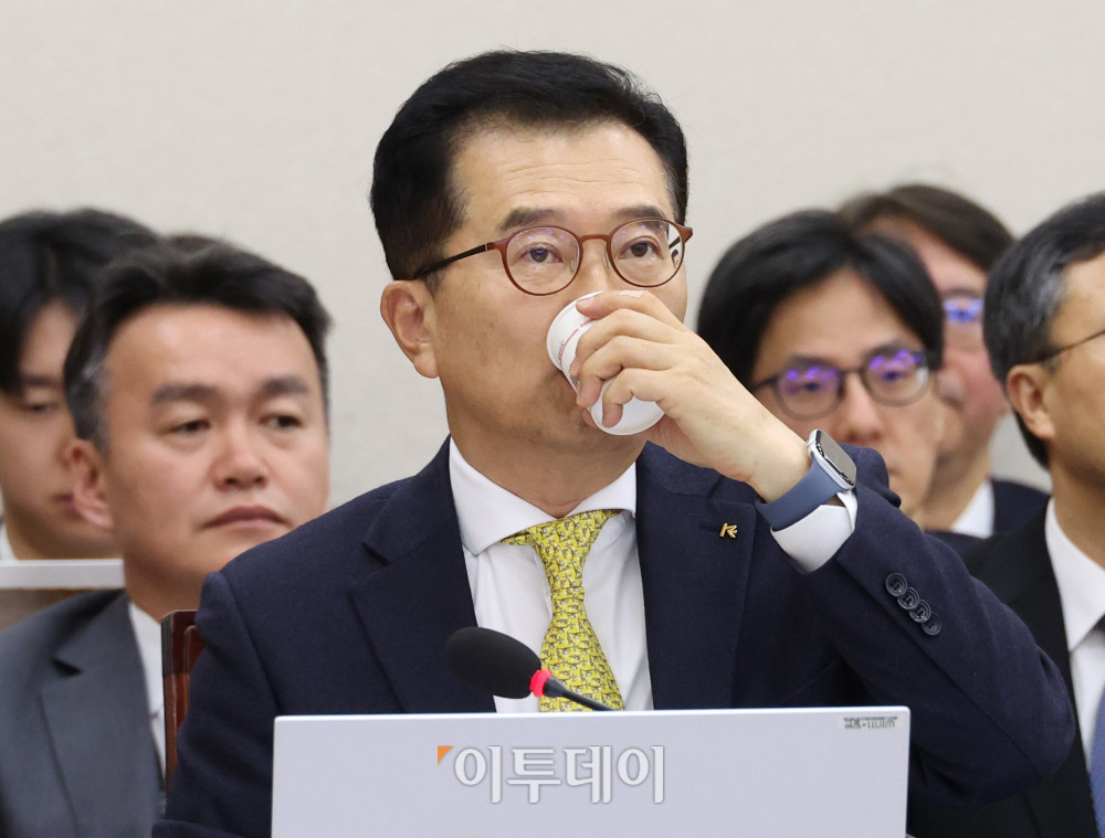 ▲안종혁 한국수출입은행장 직무대행이 29일 서울 여의도 국회 기획재정위원회에서 열린 종합감사에서 물을 마시고 있다. 고이란 기자 photoeran@