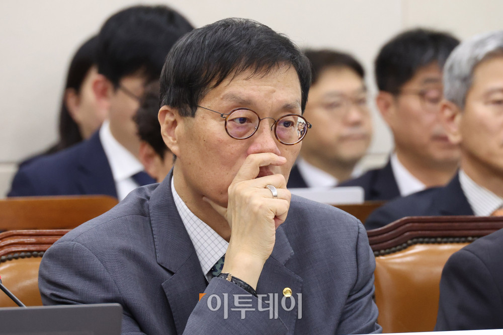 ▲이창용 한국은행 총재가 29일 서울 여의도 국회 기획재정위원회에서 열린 종합감사에서 얼굴을 만지고 있다. 고이란 기자 photoeran@