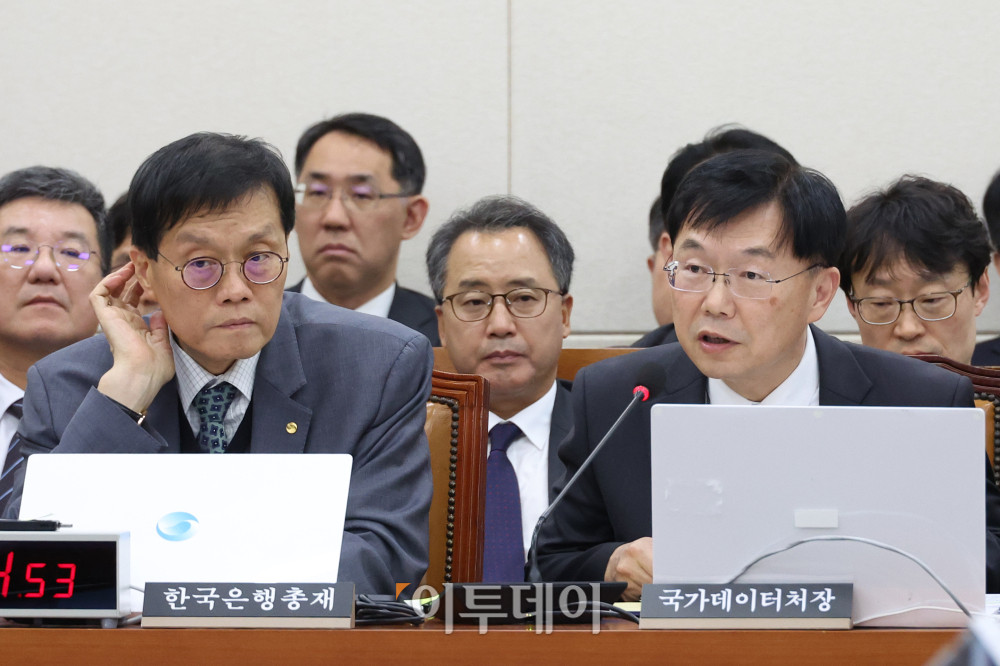 ▲안형준 국가데이터처장이 29일 서울 여의도 국회 기획재정위원회에서 열린 종합감사에 의원 질의에 답하고 있다. 왼쪽은 이창용 한국은행 총재. 고이란 기자 photoeran@