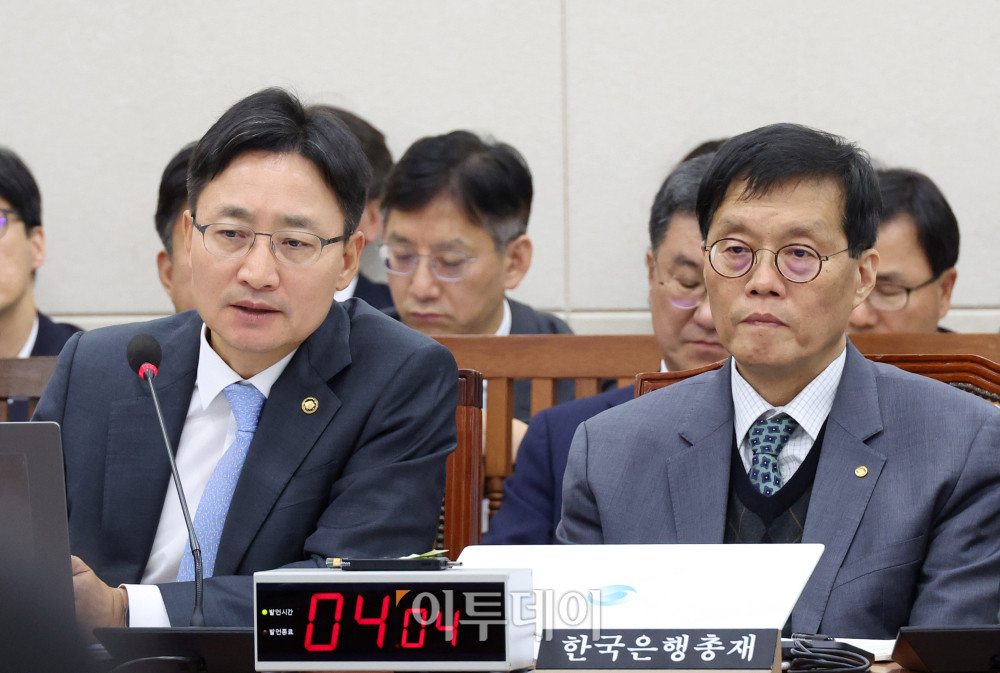 ▲임광현 국세청장이 29일 서울 여의도 국회 기획재정위원회에서 열린 종합감사에서 의원 질의에 답하고 있다. 오른쪽은 이창용 한국은행 총재. 고이란 기자 photoeran@